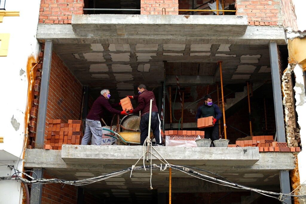 Workers wear protective face masks as they work on a construction site during a lockdown amid the coronavirus disease (COVID-19) outbreak, in Ronda, southern Spain, April 13, 2020. REUTERS/Jon Nazca - RC2N3G9WHE2L