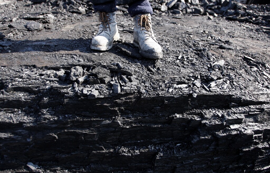 An engineer stands on top of a coal seam at UK Coal's Cutacre surface mine near Bolton, northern England April 16, 2008. REUTERS/Phil Noble