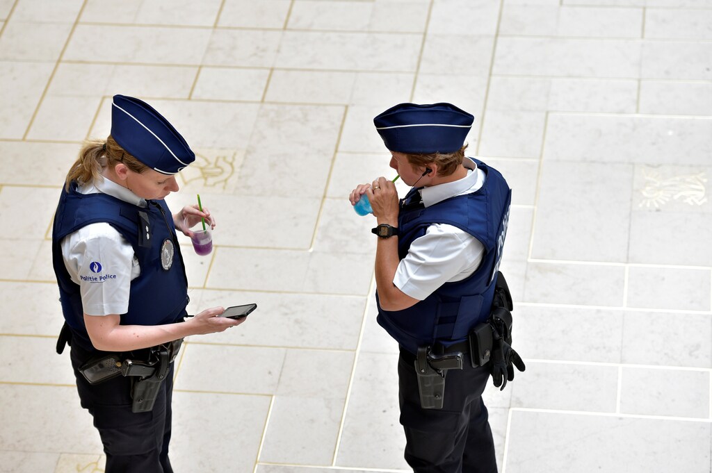 Belgian police officers stand guard in central station in Brussels, Belgium June 21, 2017. REUTERS/Eric Vidal - RC130E757EB0