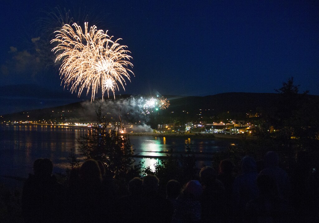 Residents watch fireworks explode over their town following the G7 Summit in the Charlevoix town of La Malbaie, Quebec, Canada, June 9, 2018. REUTERS/Christinne Muschi - RC1978AF46D0