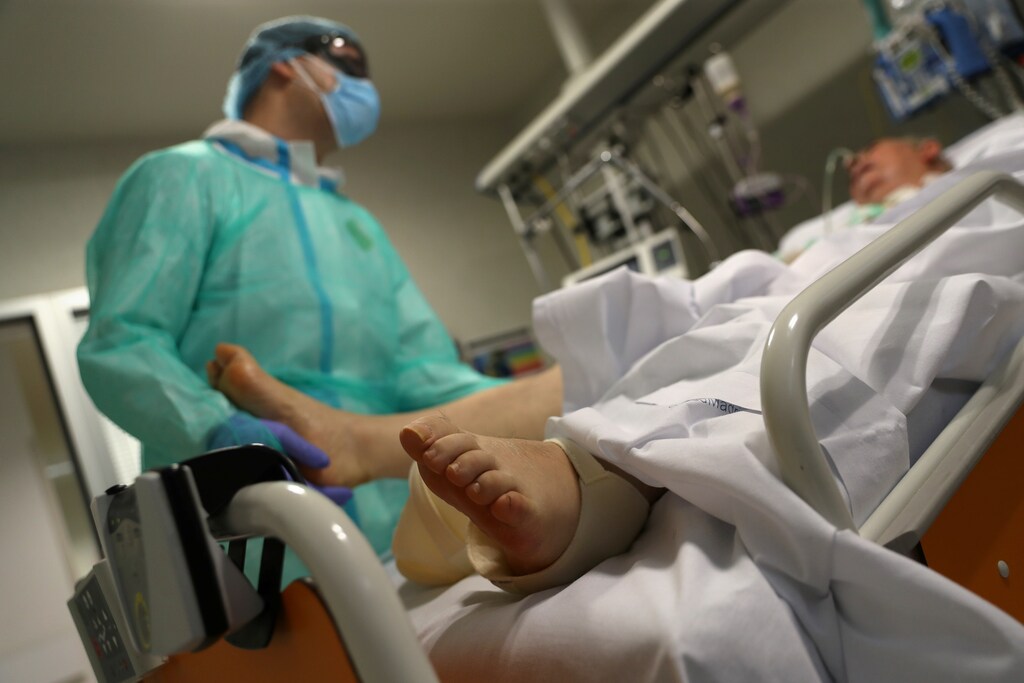 A medical worker treats a patient suffering from coronavirus disease (COVID-19) at the intensive care unit (ICU) of the Infanta Sofia University hospital in Madrid, Spain, May 14, 2020. REUTERS/Susana Vera - RC2GOG9GCIR2