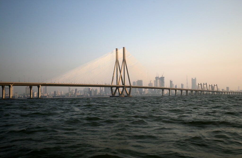 A view of Bandra-Worli sea link is seen over the Arabian Sea in Mumbai, India, November 16, 2018. REUTERS/Francis Mascarenhas - RC1578744110