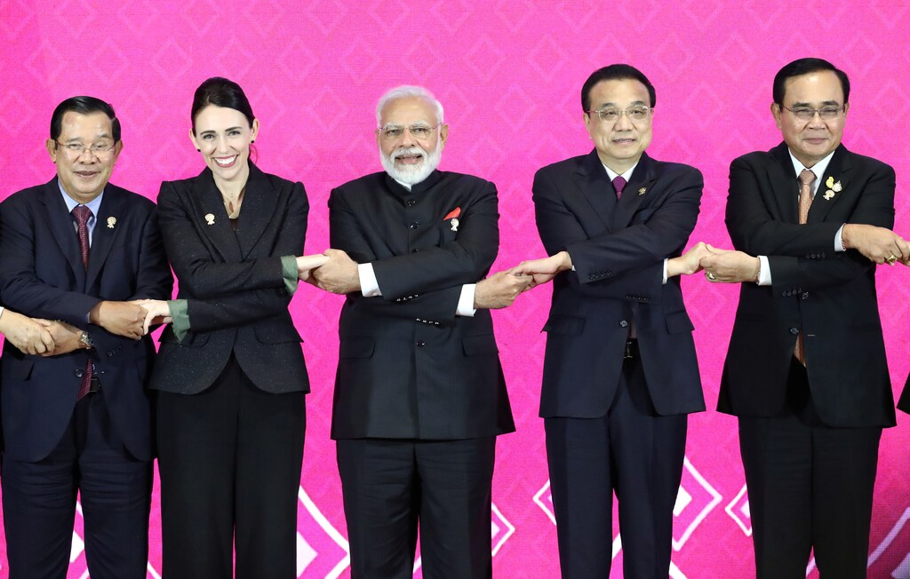 Cambodia's Prime Minister Hun Sen, New Zealand's Prime Minister Jacinda Ardern, India's Prime Minister Narendra Modi, Chinese Premier Li Keqiang and Thai Prime Minister Prayuth Chan-Ocha shake hands at the 3rd Regional Comprehensive Economic Partnership (RCEP) summit in Bangkok, Thailand