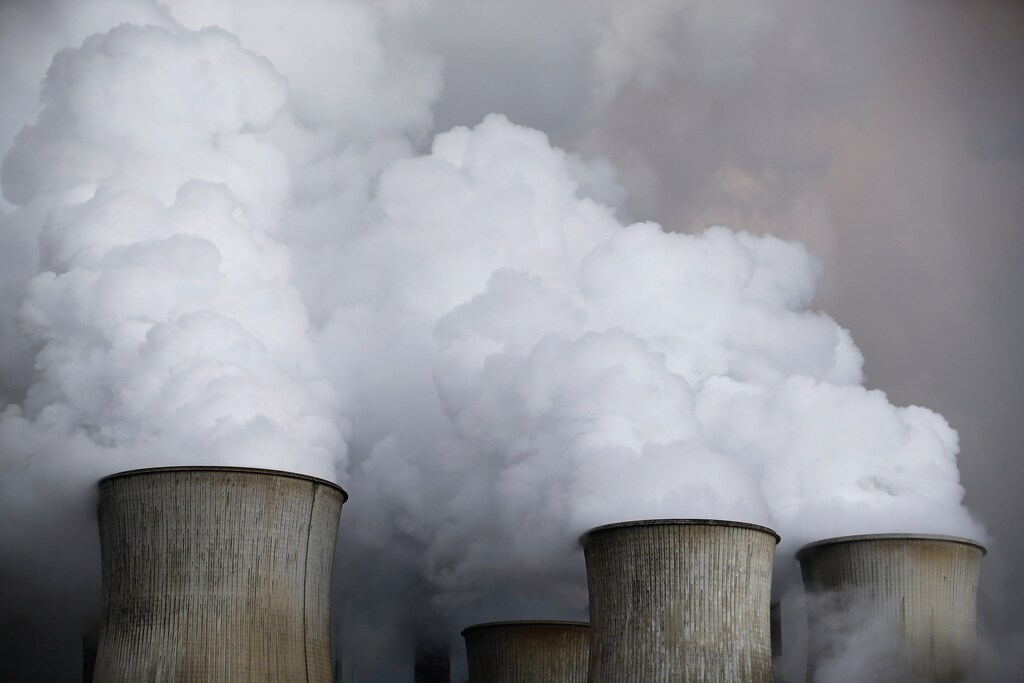 Steam rises from the cooling towers of the coal power plant of RWE, one of Europe's biggest electricity and gas companies in Niederaussem, Germany, March 3, 2016. REUTERS/Wolfgang Rattay/File Photo - D1BEUKRRMAAA