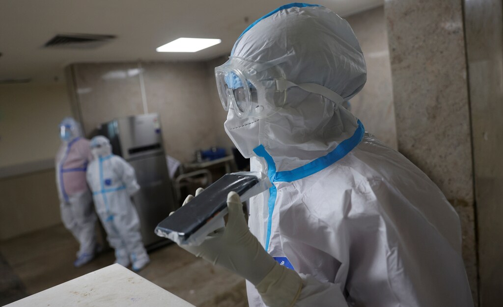 A doctor talks to a patient suffering from the coronavirus disease (COVID-19) at the Government Institute of Medical Sciences (GIMS) hospital, in Greater Noida on the outskirts of New Delhi, India, May 21, 2021. REUTERS/Adnan Abidi - RC2AKN9HOCL2