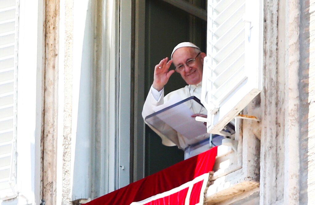 Pope Francis waves as he leads Sunday Angelus prayer in Saint Peter's square at the Vatican July 16, 2017. REUTERS/Tony Gentile - RTX3BN9M