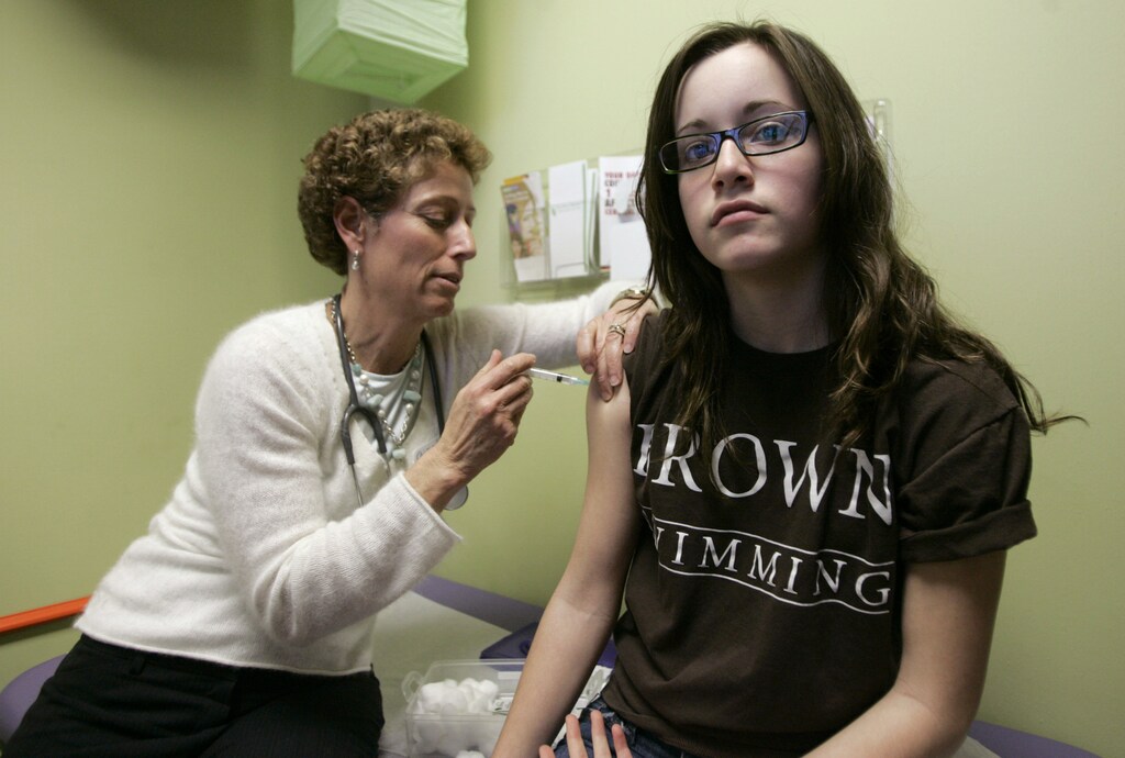 Nancy Brajtbord, RN, (L) administers a shot of gardasil, a Human Papillomavirus vaccine, to a 14-year old patient (who does not wish to be named) in Dallas, Texas March 6, 2007. Texas Governor Rick Perry issued an executive order requiring girls entering the sixth grade to be vaccinated against the sexually transmitted human papillomavirus, or HPV. REUTERS/Jessica Rinaldi (UNITED STATES) - GM1DUTJOVHAA