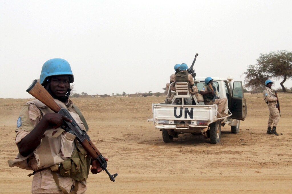 UN peacekeepers stand guard in the northern town of Kouroume, Mali, May 13, 2015. Kourome is 18 km (11 miles) south of Timbuktu. REUTERS/Adama Diarra - GF10000093579