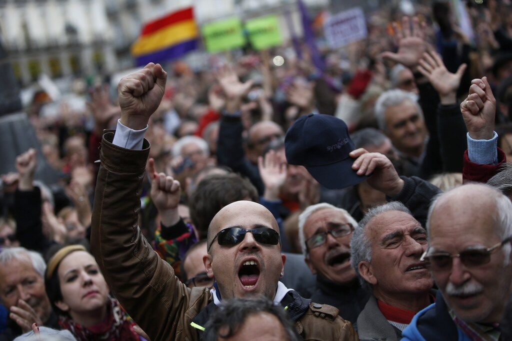 People take part in a rally called by Podemos (We Can), at Madrid's Puerta del Sol landmark January 31, 2015. Tens of thousands marched in Madrid on Saturday in the biggest show of support yet for anti-austerity party Podemos, whose surging popularity and policies have drawn comparisons with Greece's new Syriza rulers. REUTERS/Susana Vera (SPAIN - Tags: POLITICS CIVIL UNREST) - RTR4NPSZ