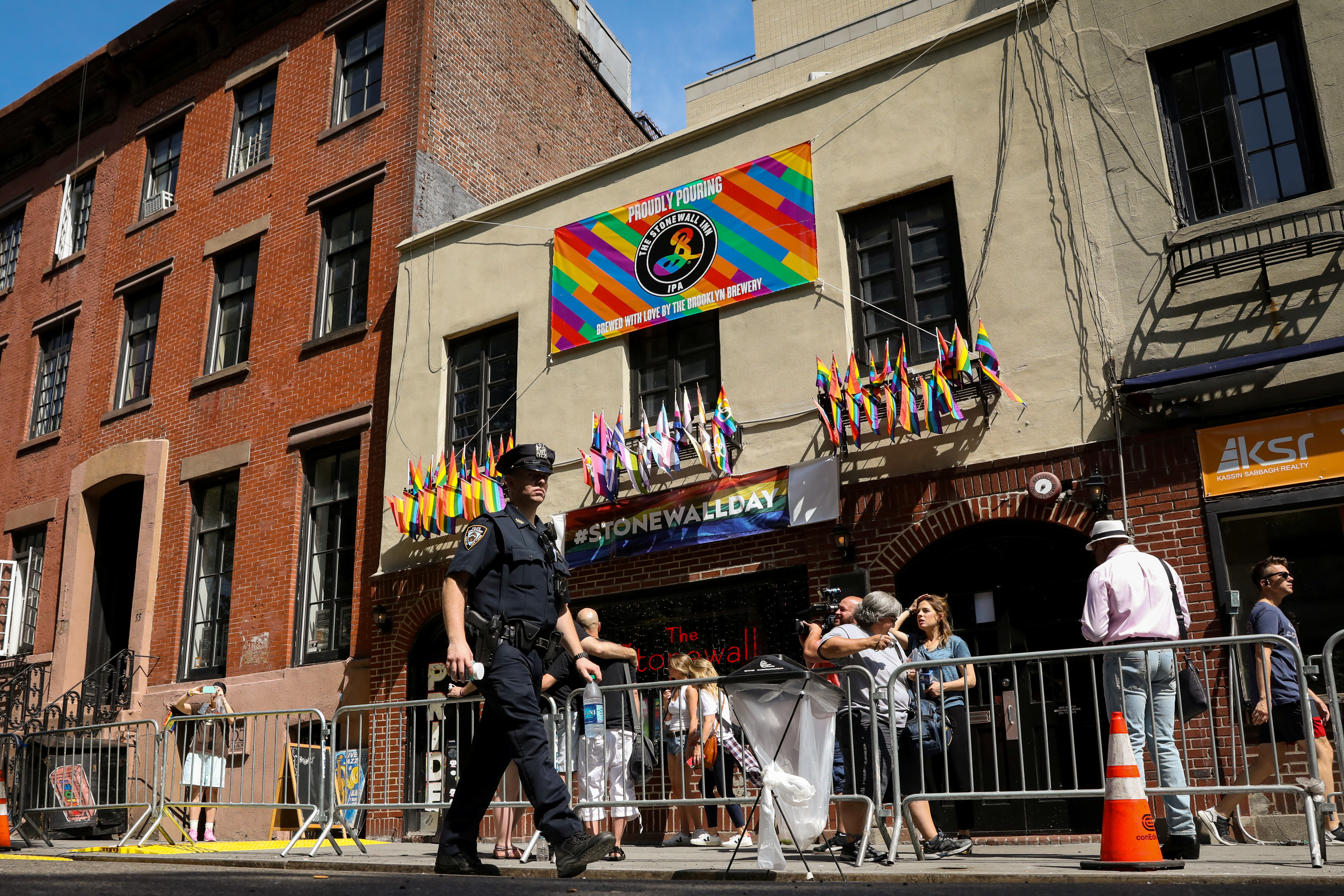 Un policía de Nueva York patrulla frente al Stonewall Inn, durante el Mes del Orgullo LGBTQ en 2019.
