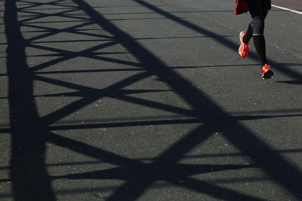 A jogger runs along the promenade in Brighton, southern England December 16, 2014. REUTERS/Luke MacGregor (BRITAIN - Tags: ENVIRONMENT SOCIETY) - LM1EACG16G601