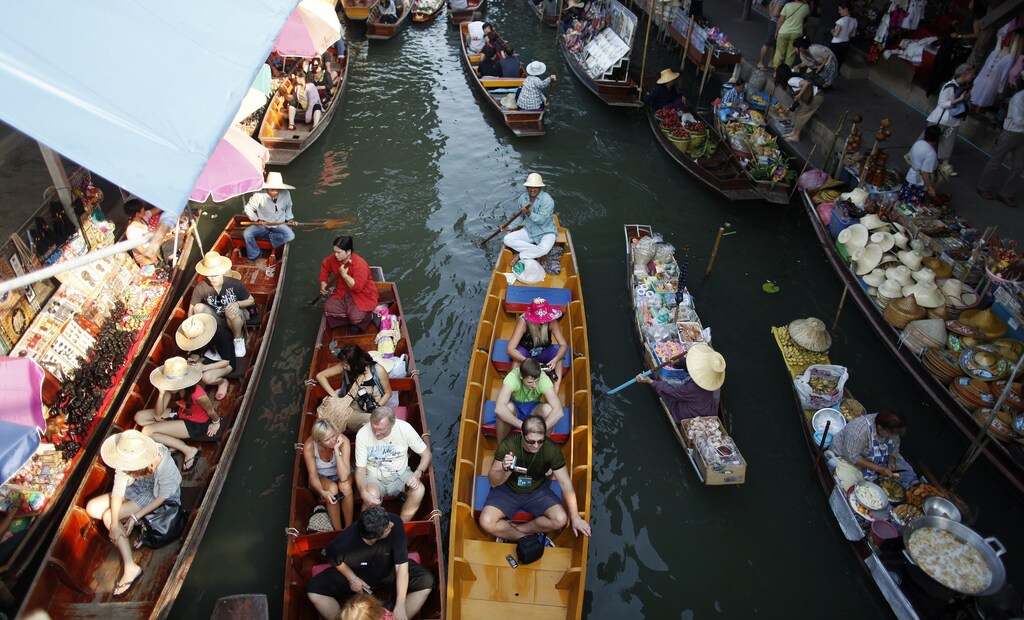 Small wooden boats with local vendors and tourists manoeuvre through the Damnoen Saduak floating market, 110 km (68 miles) west of Bangkok in Rachaburi province, January 14, 2010.
