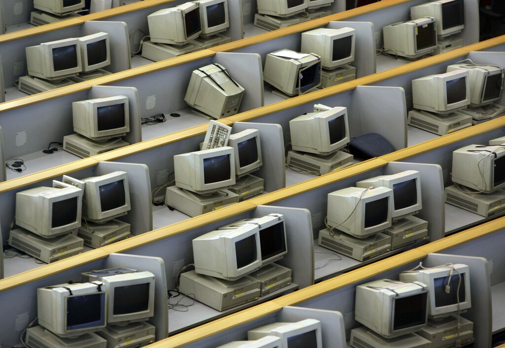Old unused computers and monitors sit in the main hall of the Shanghai Stock Exchange August 18, 2009. China's stock market showed signs of stability on Tuesday morning after tumbling 5.8 percent on Monday, its biggest daily percentage drop in nine months, hit mainly by profit-taking after a 90-percent stock market rally earlier this year got far ahead of China's economic recovery. REUTERS/Nir Elias (CHINA BUSINESS) - GM1E58I0XW201