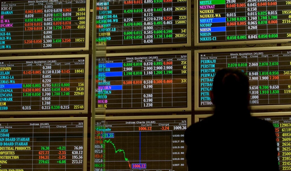 FOTO DE ARCHIVO: Un inversionista monitorea los precios del mercado bursátil en una galería de negociación en Kuala Lumpur el 5 de mayo de 2009, en medio de una incertidumbre del mercado más amplia que refleja el actual aterrizaje de la IA. REUTERS/Bazuki Muhammad (MALAYSIA BUSINESS)/Foto de archivo