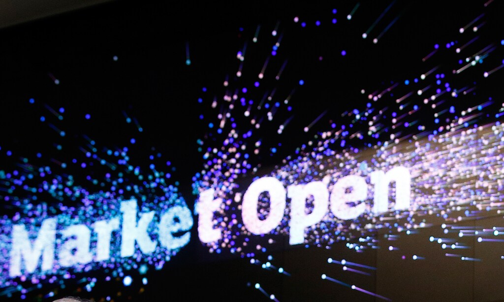 A sign alerting of the opening of markets is illuminated at the London Stock Exchange, London, Britain November 10, 2016. REUTERS/Peter Nicholls - RTX2SZPS