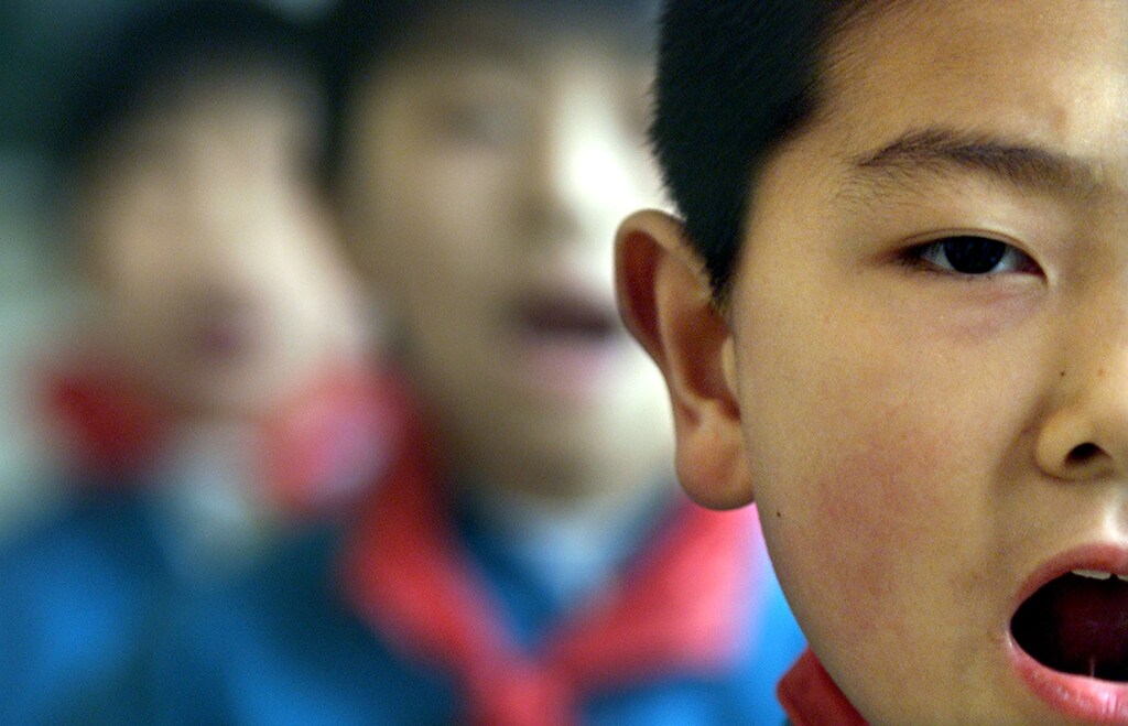 Students recite traditional poems in China.