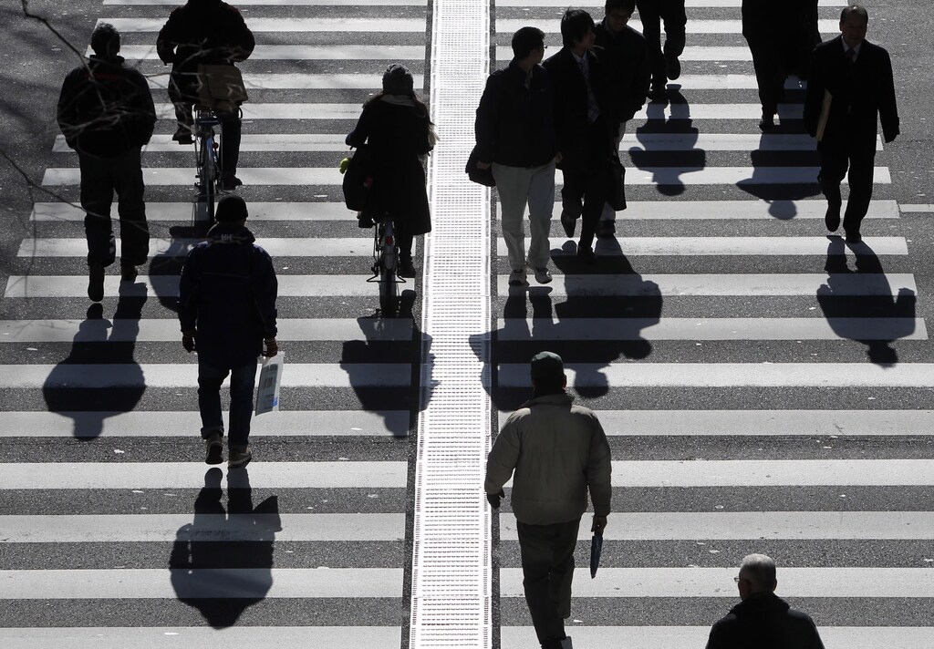 Personas cruzan un paso peatonal en Tokio el 11 de enero de 2011. La IA ha generado 1,3 millones de empleos.