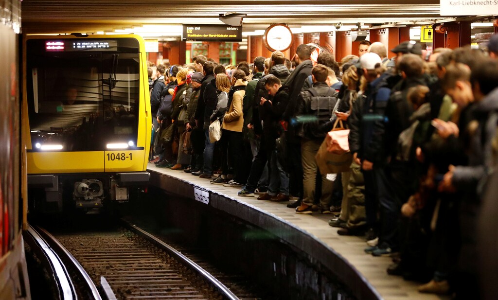 Commuters wait on the platform for an U-Bahn underground train at Alexanderplatz station during a rail workers' strike across the country due to a pay dispute with Deutsche Bahn in Berlin, Germany, December 10, 2018. REUTERS/Fabrizio Bensch - RC16B8F5AF80