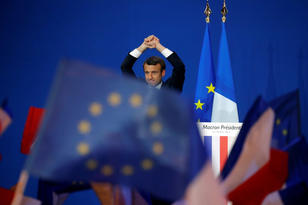 Emmanuel Macron, head of the political movement En Marche !, or Onwards !, and candidate for the 2017 French presidential election, speaks to supporters after the first round of 2017 French presidential election in Paris, France, April 23, 2017. REUTERS/Philippe Wojazer - RTS13LIG
