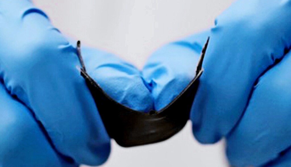 The battery can twist, stretch, and bend without breaking off the power supply.