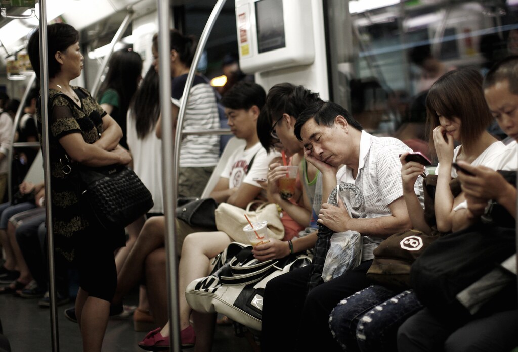 A man sleeps while sitting inside a subway train in a suburban area of Shanghai August 27, 2012. REUTERS/Carlos Barria (CHINA - Tags: SOCIETY TRANSPORT) - GM1E88R16DV01