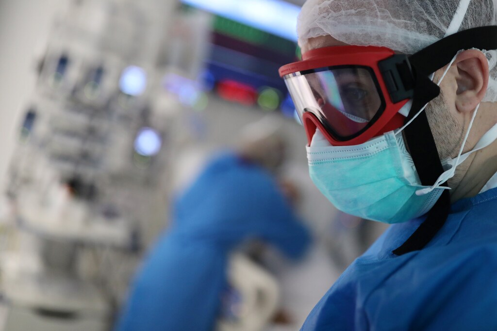 El personal del hospital se prepara para tratar a los pacientes que sufren de la enfermedad coronavirus (COVID-19) en la Unidad de Cuidados Intensivos (UCI) del Hospital Clínico de Barcelona, España, el 23 de abril de 2020.