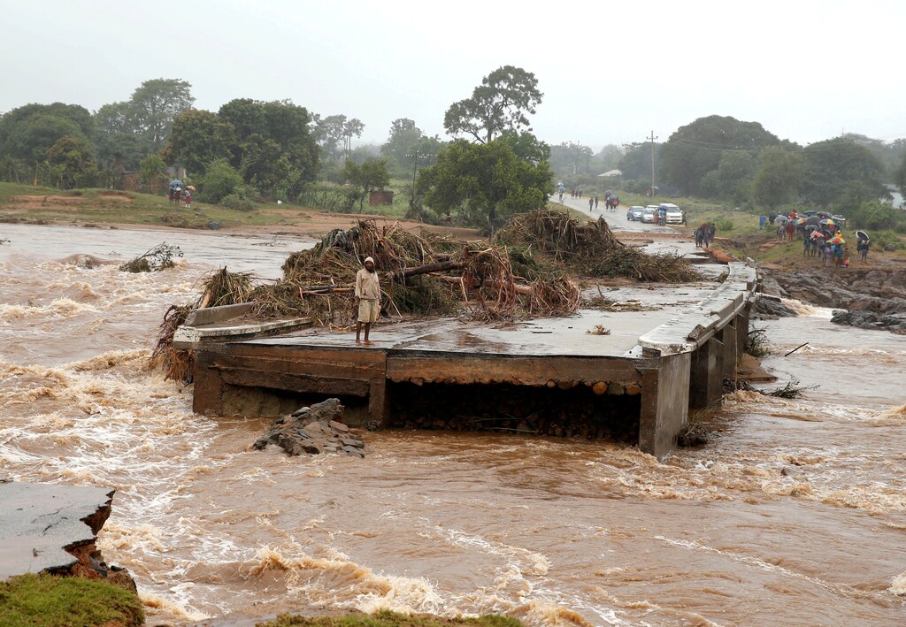 A man looks at a washed away bridge along Umvumvu river following Cyclone Idai in Chimanimani, Zimbabwe March 18, 2019. REUTERS/Philimon Bulawayo TPX IMAGES OF THE DAY - RC127496EFE0