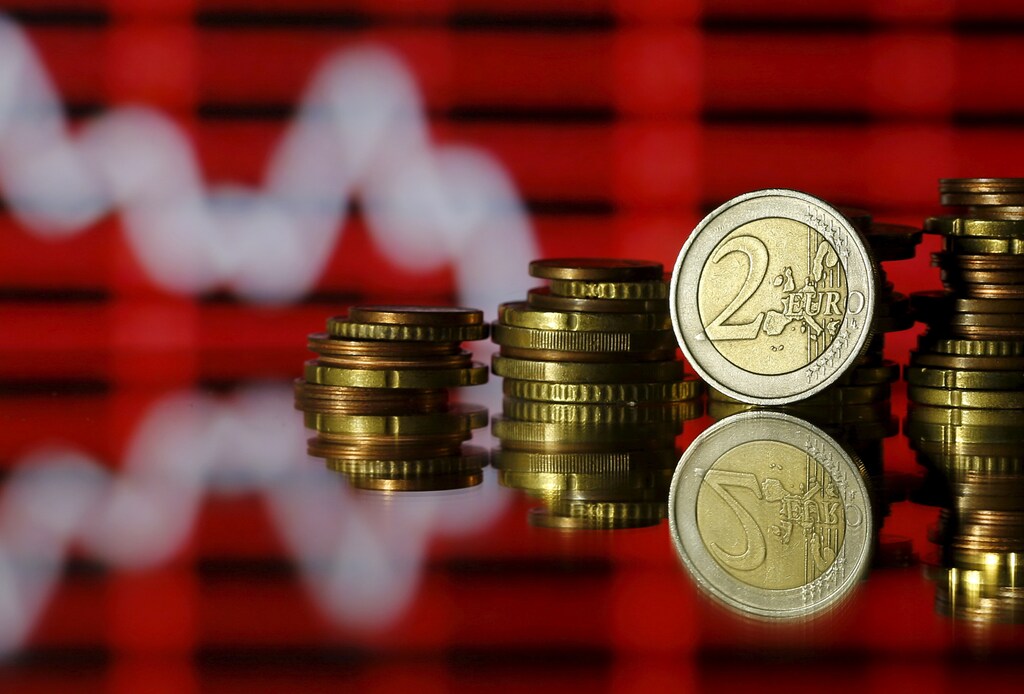 Euro coins are seen in front of a displayed stock graph in this photo illustration taken June 30, 2015. REUTERS/Dado Ruvic/Illustration/File Photo - D1BEUDRZIYAB
