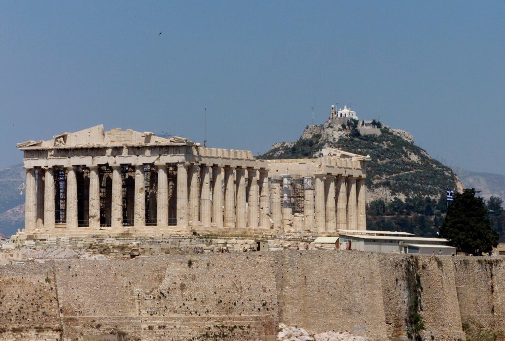 A general view of the hill of the Acropolis and the hill of Lycabettusin Athens May 15, 2002. REUTERS/Yiorgos KarahalisYK - RP3DRHZGNJAB
