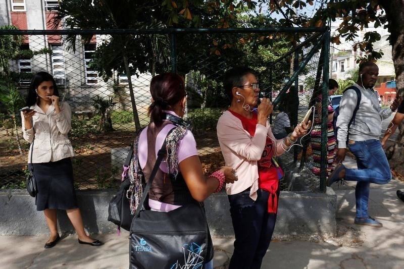 People connect to the internet in Havana, Cuba, December 6, 2018. REUTERS/Stringer - RC1E86938B10