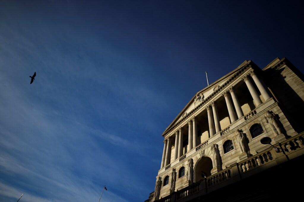 A bird flies past The Bank of England in the City of London, Britain, December 12, 2017. REUTERS/Clodagh Kilcoyne - RC1622356BA0
