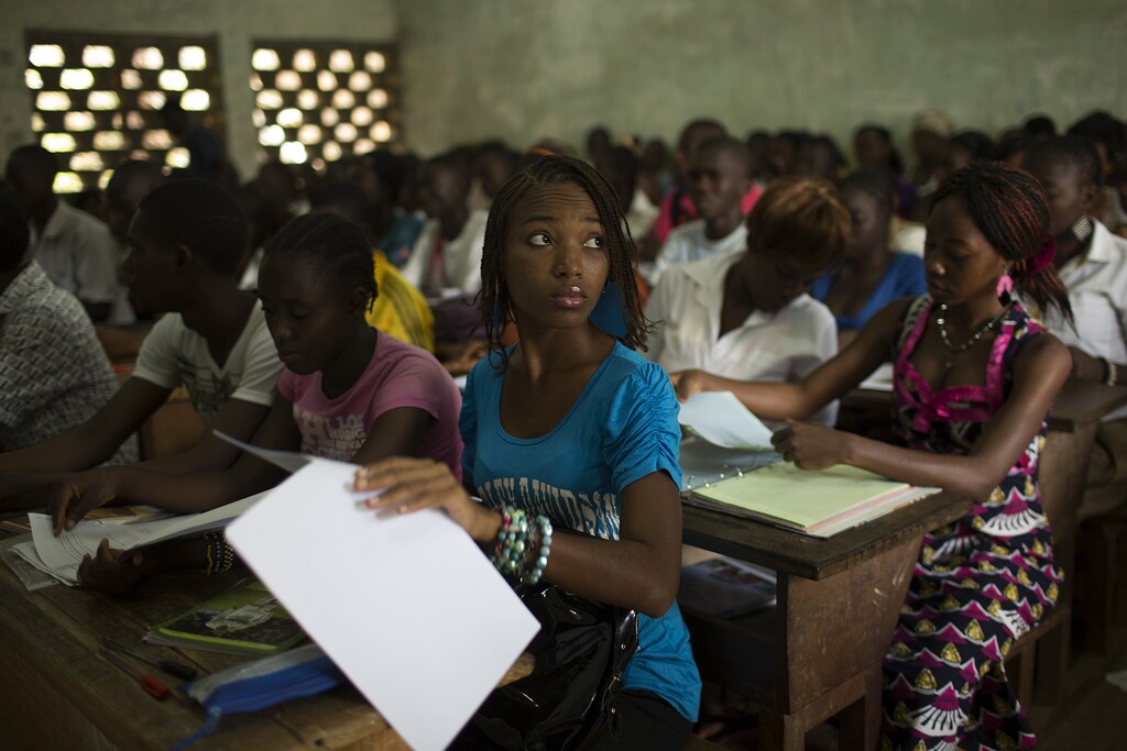 Students attend class at the Technical College of Bangui March 12, 2014. REUTERS/Siegfried Modola (CENTRAL AFRICAN REPUBLIC - Tags: EDUCATION SOCIETY) - GM1EA3C1GYA01
