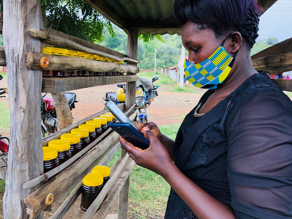 Dorcas Kipkeroi, a honey vendor uses her cell phone to test the Loon technology internet via video call as Alphabet Inc begins offering the world's first commercial high-speed internet using balloons to villagers in Radad, Baringo County, Kenya July 8, 2020. REUTERS/Jackson Njehia - RC22PH9Z5DUJ