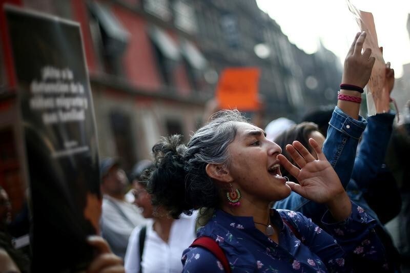 A pro-migration activist gestures in a demonstration in support of the human rights of migrant children outside at National Palace in Mexico City, Mexico May 17, 2019. REUTERS/Edgard Garrido - RC1C3C4D4A50