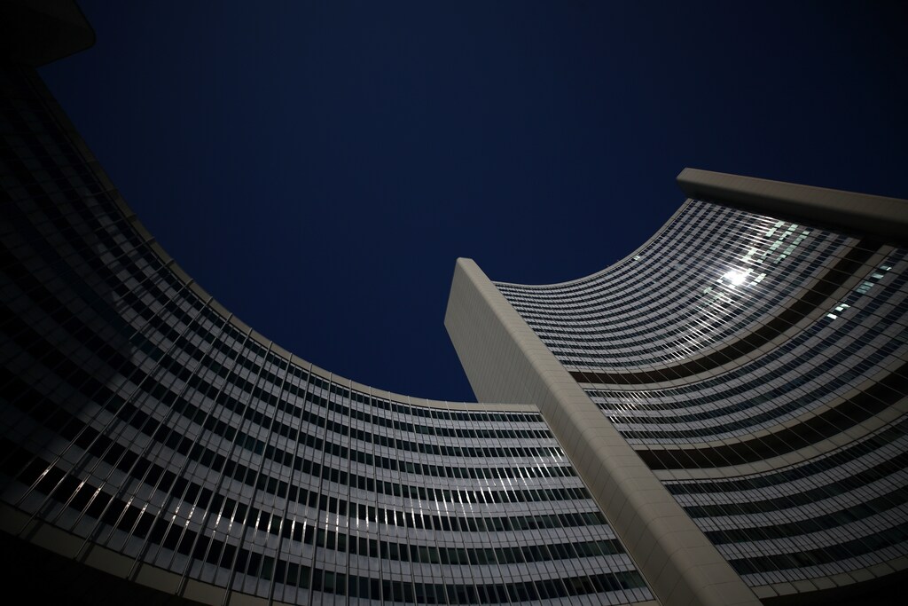 The sun is reflected at the United Nations headquarters ahead of a board of governors meeting of the International Atomic Energy Agency (IAEA) in Vienna, Austria July 25, 2019. REUTERS/Lisi Niesner - RC1363C92AE0
