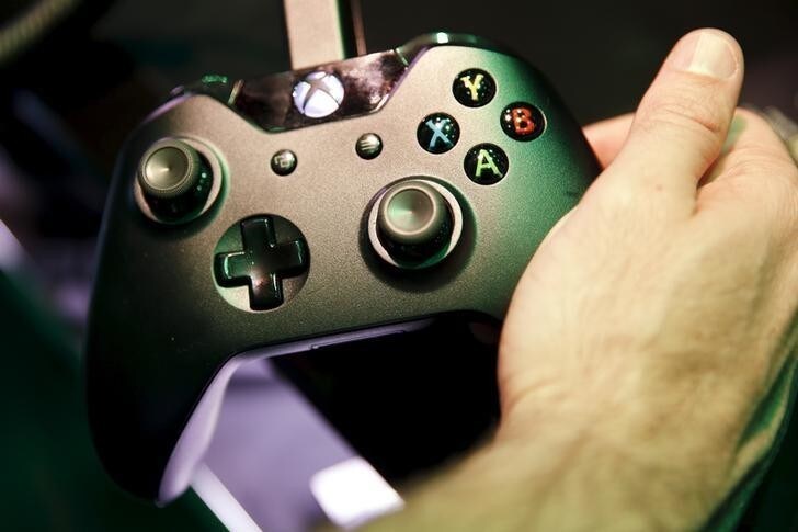 An attendee holds a Microsoft Xbox controller while playing a video game at the Electronic Entertainment Expo, or E3, in Los Angeles, California, United States, June 17, 2015. Virtual reality gaming, once a distant concept, became the new battleground at this year's E3 industry convention, with developers seeking to win over fans with their immersive headsets and accessories. REUTERS/Lucy Nicholson