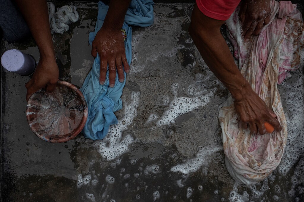 Inmates wash their clothes with soap in the courtyard of Centro Penal de La Esperanza (La Esperanza Prison), in La Esperanza, Intibuca, Honduras, August 21, 2019. Inmates have to raise funds to be able to purchase soap inside the prison. REUTERS/Adrees Latif SEARCH "HONDURAS PRISON" FOR THIS STORY. SEARCH "WIDER IMAGE" FOR ALL STORIES. - RC2EOG9GMXS7