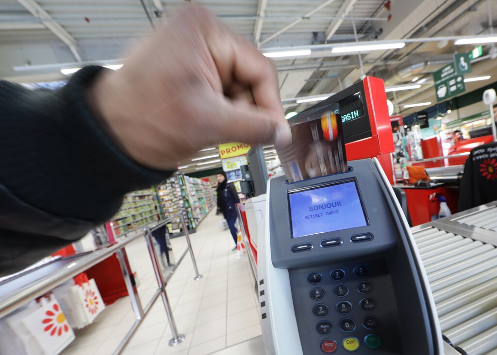A customer uses his credit card at a terminal as he shops in a Casino supermarket in Nice, France, January 16, 2017. REUTERS/Eric Gaillard - LR1ED1G1C977P