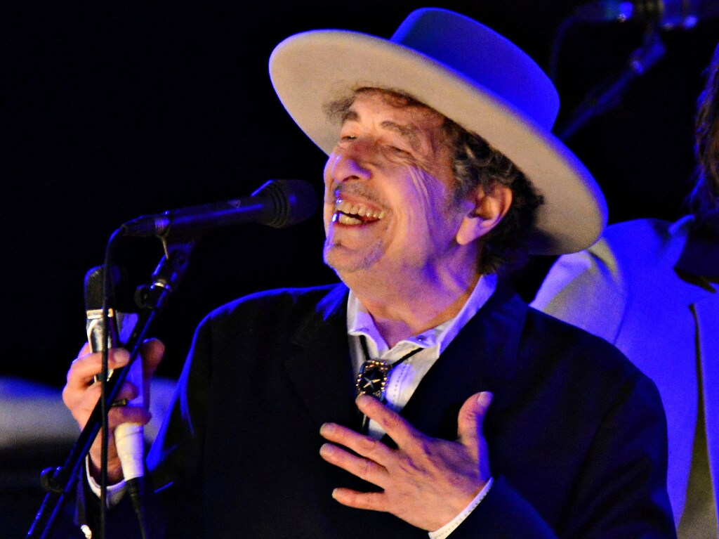 U.S. musician Bob Dylan performs during on day 2 of The Hop Festival in Paddock Wood, Kent on June 30th 2012. REUTERS/Ki Price/Files - RTSS2BL