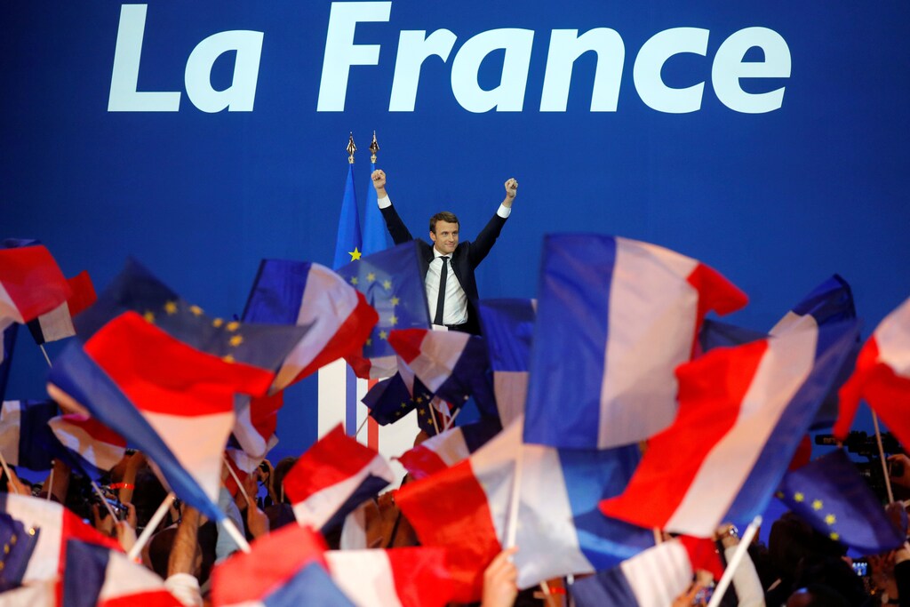 Emmanuel Macron, head of the political movement En Marche !, or Onwards !, and candidate for the 2017 French presidential election, celebrates on stage at the Parc des Expositions hall in Paris after partial results in the first round of 2017 French presidential election, France, April 23, 2017. REUTERS/Philippe Wojazer TPX IMAGES OF THE DAY - RTS13LIV