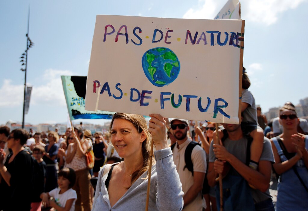 Environmental activists gather to urge world leaders to take action against climate change in Marseille, France, September 8, 2018. The placard reads "No nature, no future". REUTERS/Jean-Paul Pelissier - RC1DD30FD7E0