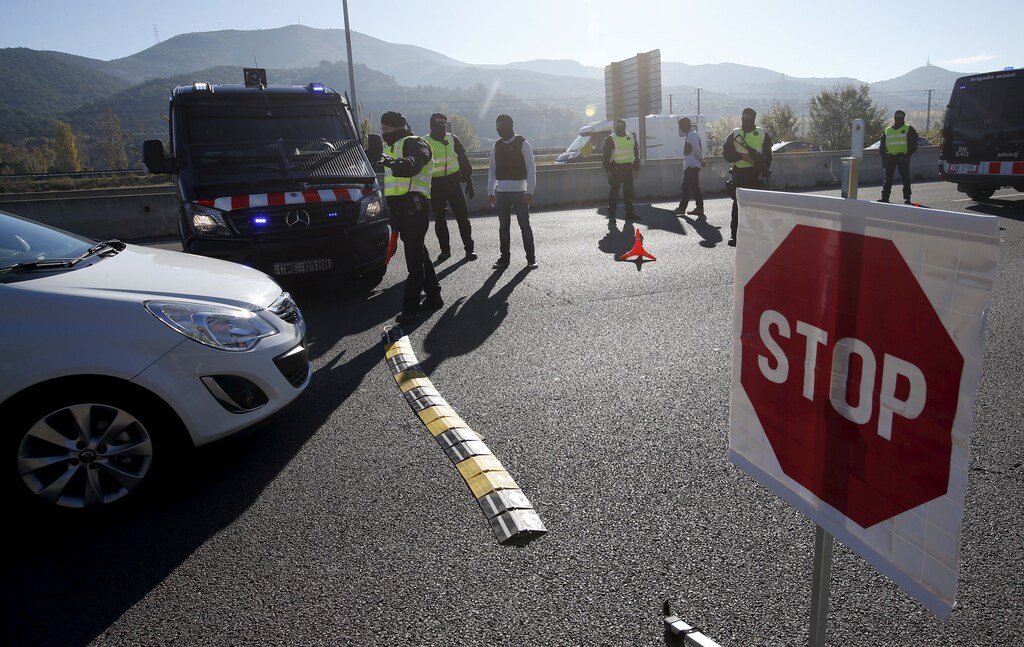 Armed Mossos d'Esquadra police officers (Catalan regional police) man a check-point on the C-33 highway north of Barcelona, Spain, November 15, 2015, as security was heightened following a series of deadly attacks in Paris. REUTERS/Albert Gea - RTS76DK