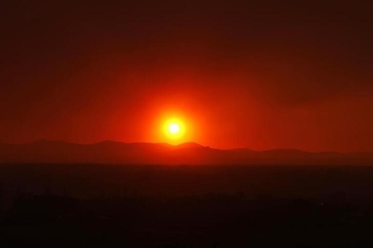 Smoke from the Wallow Wildfire billows over the White Mountains as the sun sets in Springerville, Arizona June 8, 2011. The wildfire, believed to be sparked by inattentive campers, blazed unchecked for an 11th day in eastern Arizona on Wednesday, leaving at least 600 square miles of pine forest blackened and menacing several mountain towns near the New Mexico border. REUTERS/Joshua Lott (UNITED STATES - Tags: DISASTER ENVIRONMENT)