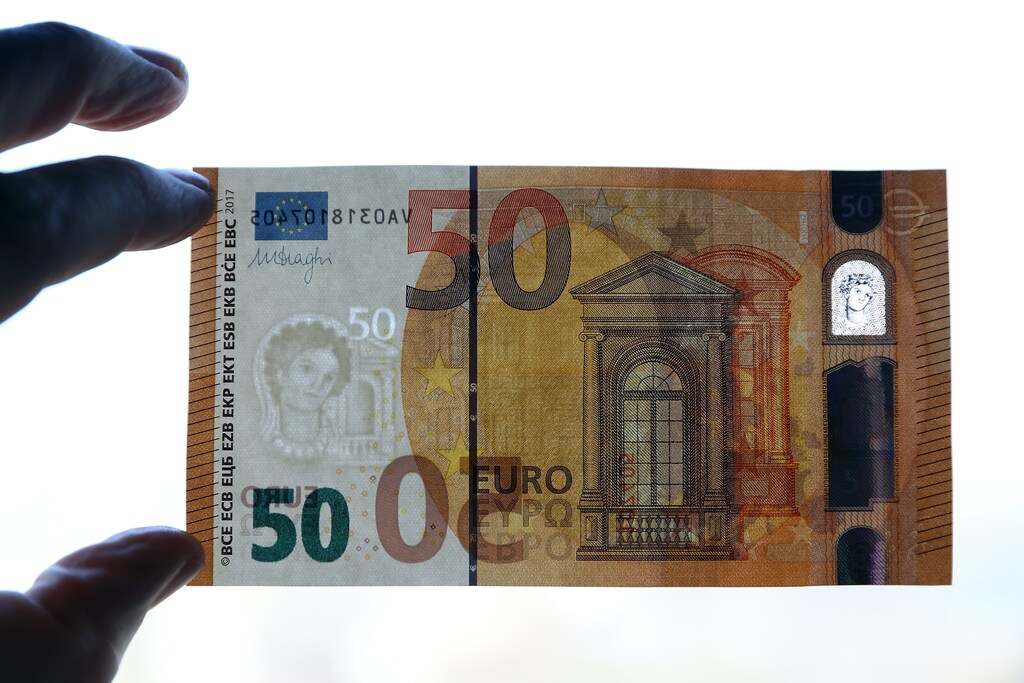 The German Central Bank (Bundesbank) presents the new 50 euro banknote at its headquarters in Frankfurt, Germany, March 16, 2017. REUTERS/Kai Pfaffenbach - RTX3199K