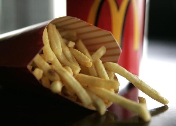 A large order of McDonald's french fries is shown May 22, 2008. McDonald's has switched to cooking oils free of trans fats in all of its restaurants in the United States and Canada, Chief Executive Jim Skinner said on Thursday. REUTERS/Sam Mircovich (UNITED STATES)