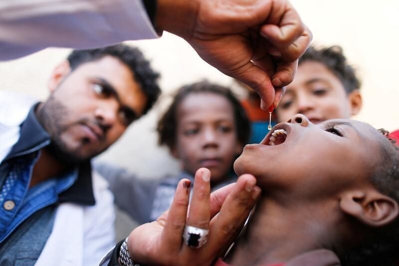 A child is given vitamin A drops during a house-to-house vaccination campaign in Sanaa, Yemen February 20, 2017. REUTERS/Khaled Abdullah - RC1DBA8D3350