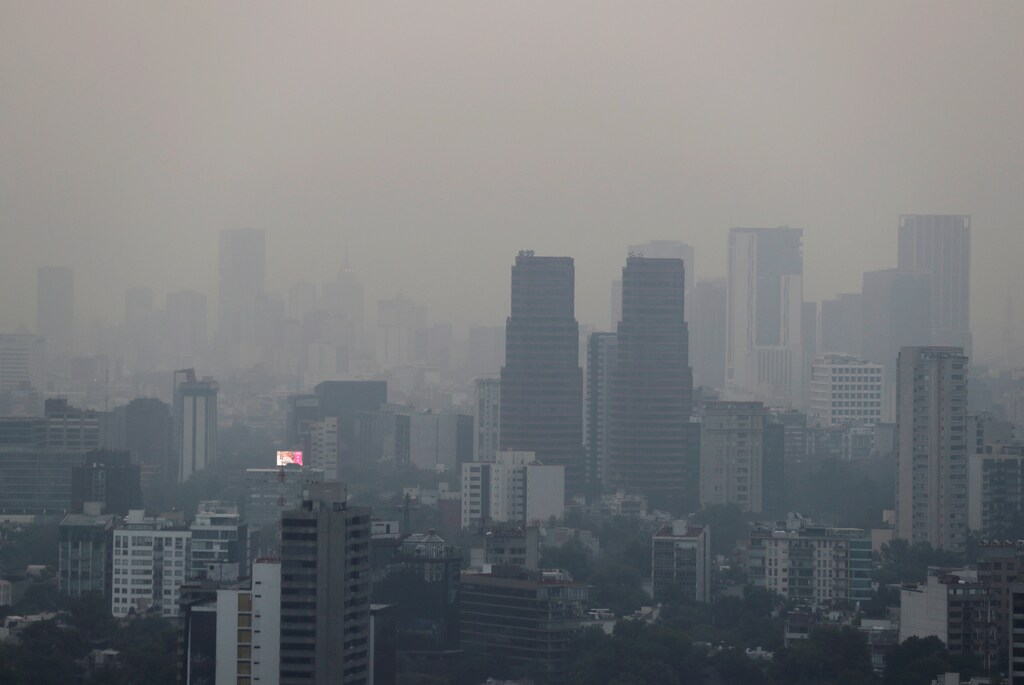 Buildings shrouded in smog, are pictured as Mexico's government ordered schools in and around Mexico City to be closed on Thursday due to elevated levels of pollution, in Mexico City, Mexico May 16, 2019. REUTERS/Henry Romero - RC168D19E1F0