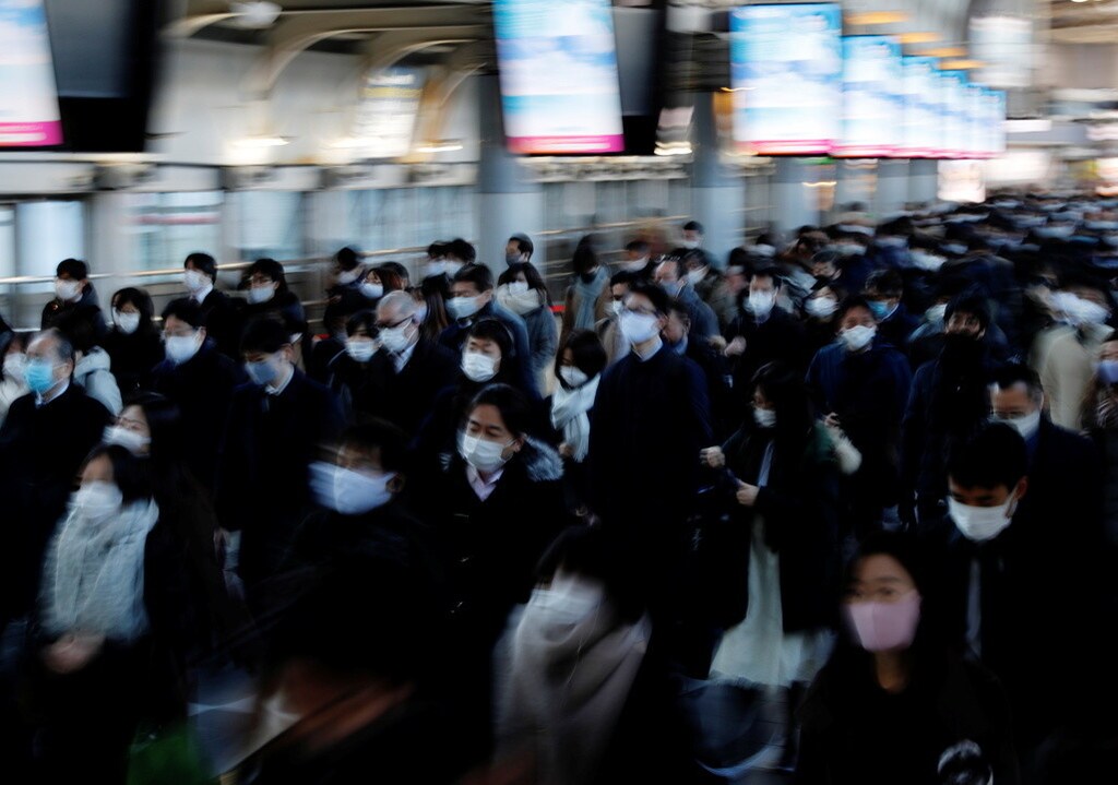 マスクを着けて通勤する人々。2021年1月、品川駅で撮影。