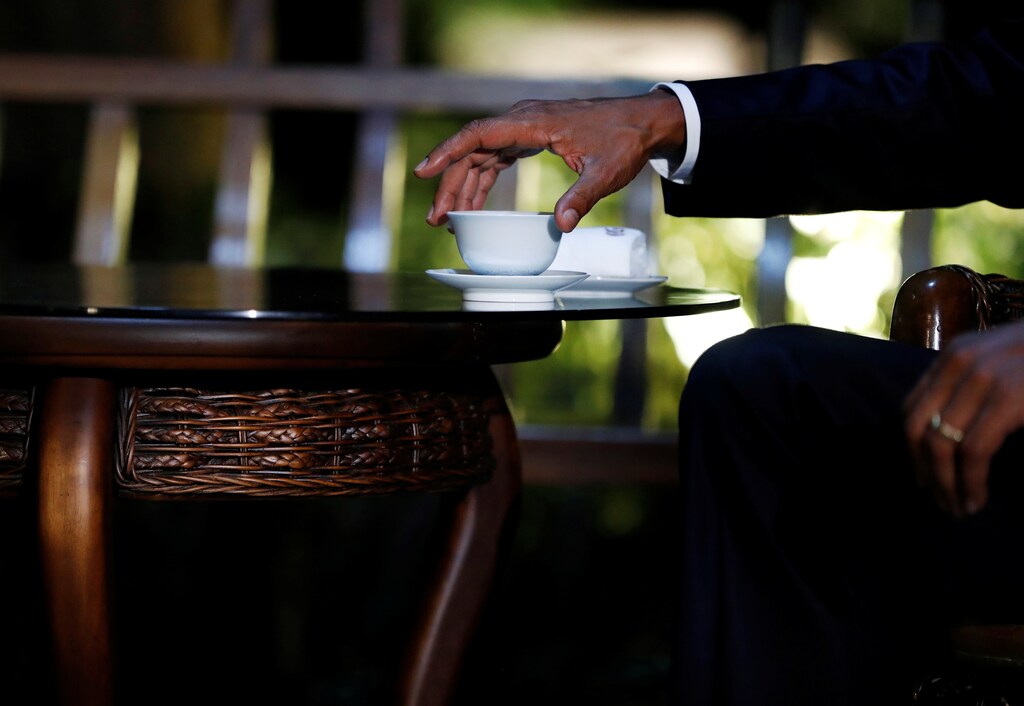 U.S. President Barack Obama reaches for his tea cup as he drinks tea with Chinese President Xi Jinping at a pavillion, at West Lake State Guest House in Hangzhou, in eastern China's Zhejiang province, September 3, 2016. REUTERS/Carolyn Kaster/Pool - RTX2NZY4