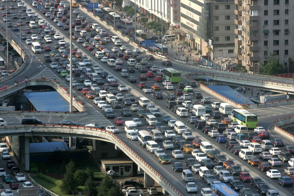 A traffic jam is seen during the rush hour in Beijing June 14, 2006. China needs to improve public transport to help curb choking traffic jams instead of building more and more highways to make room for private cars, the World Bank said on Wednesday. REUTERS/ Jason Lee (CHINA) - GM1DSVEDJEAA